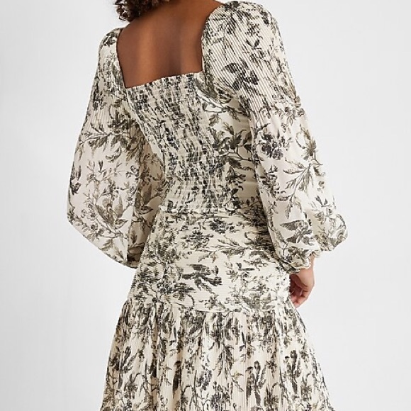 Express Ruched Fit and Flare Mini Skirt Size Medium NWT - Picture 6 of 8